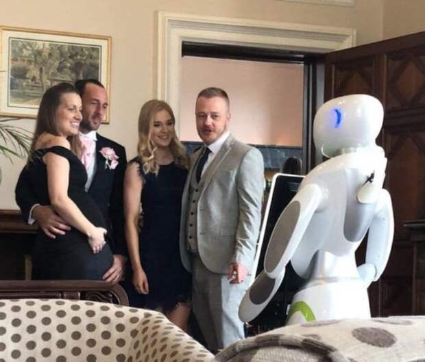 Фотограф-робот был нанят на свадьбе в Англии