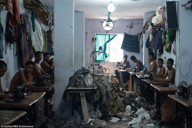 Как дети работают на фабриках по пошиву одежды