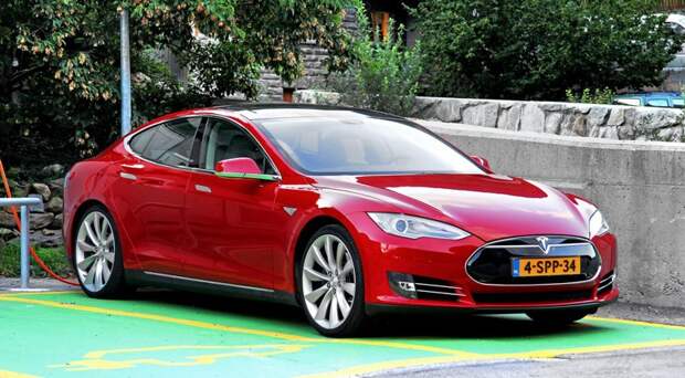На фото: Tesla Model S, Porsche Panamera авто, обзор, рестайлинг
