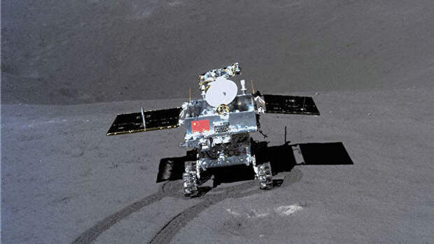 Луноход Юйту-2 проводит замеры химического состава грунта