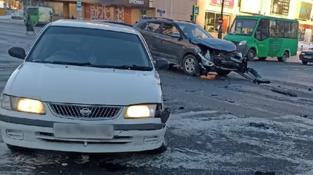 В центре Тюмени на пересечении улиц Профсоюзная и Республики произошло ДТП