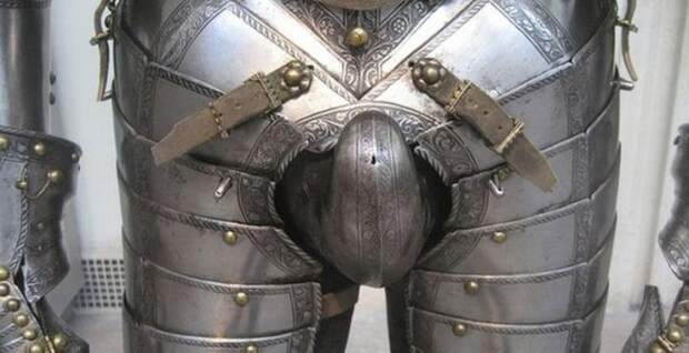 Как справляли нужду рыцари в доспехах? (4 фото)