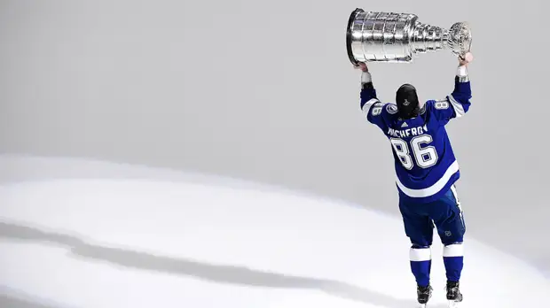 Кучеров пришёл на пресс-конференцию после победы в Кубке Стэнли без футболки и с банкой пива