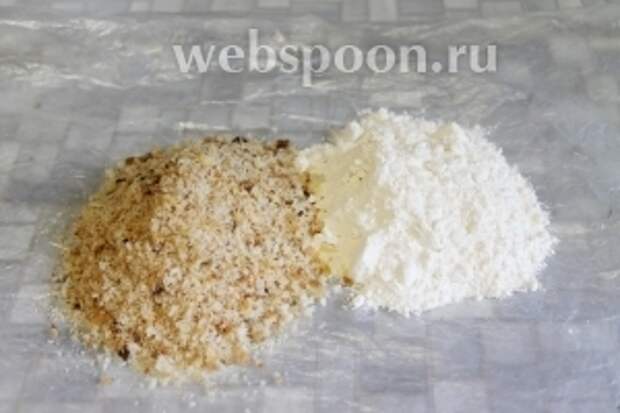 Смешать на полиэтиленовом пакетике панировочные сухари и муку.
