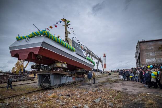 АВРОРА МЕТАЛАСЬ В ИСПУГЕ ПО НЕВЕ, НЕ ЗНАЯ КУДА СБЕЖАТЬ