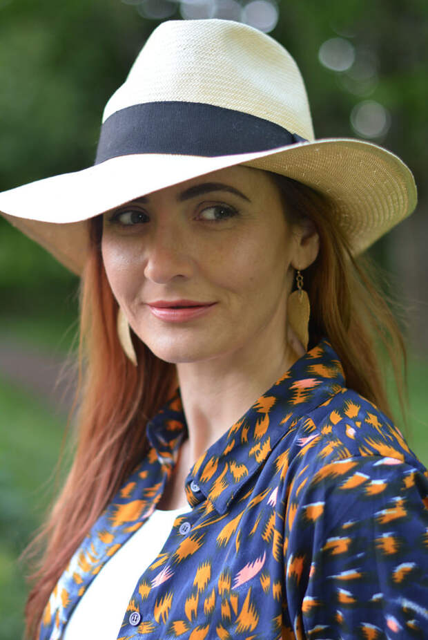 Spring style: Patterned shirt, straw Panama hat, gold leaf earrings
