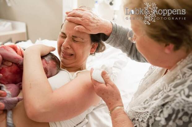 mothers-help-daughters-give-birth-photography-6