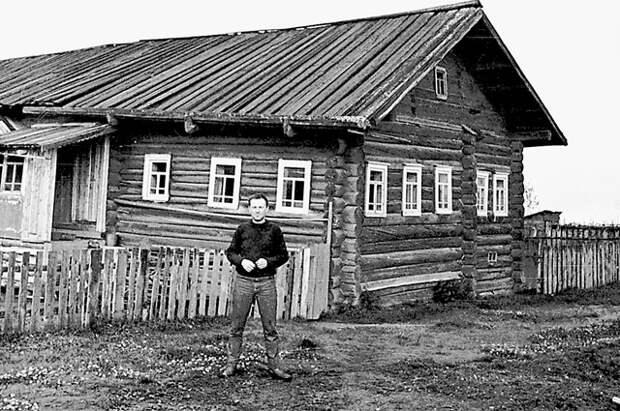 В этом доме (1964-1965 гг.) и жил поэт, лауреат Нобелевской премии