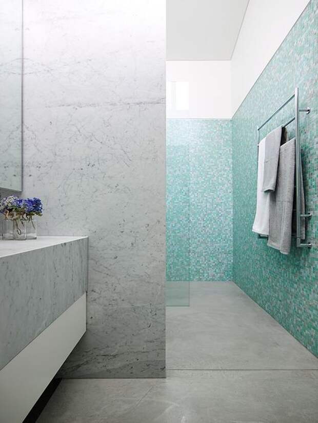 Сего-голубой интерьер ванной комнаты