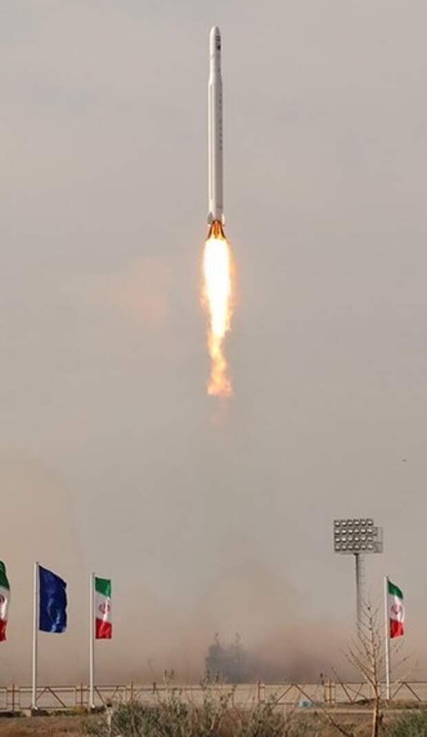 Qased rocket carrying Noor-1 taking off