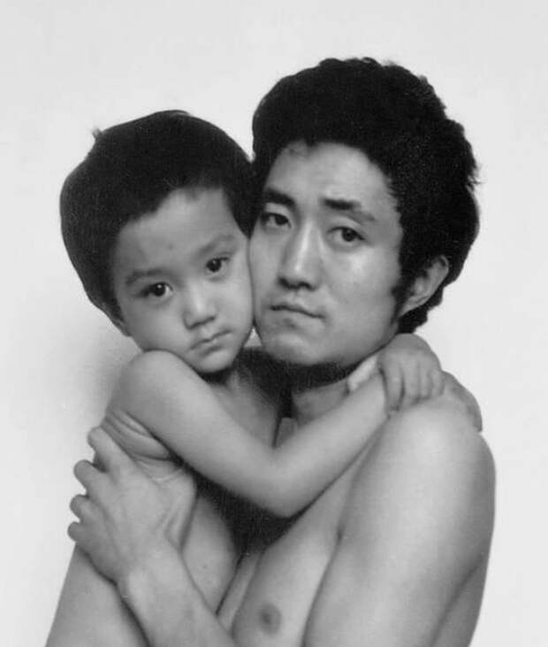 отец и сын фотографировались 30 лет вместе 