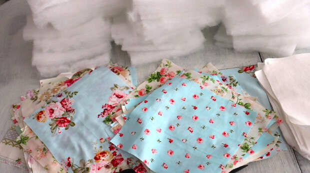 Купить любое текстильное изделие для дома не проблема. В магазинах большой выбор покрывал, пледов, комплектов постельного белья, одеял, подушек.-3