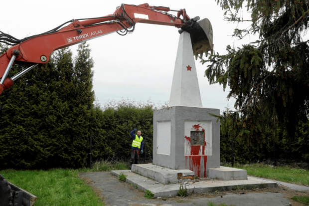 Польша разработала схему по уничтожению советских памятников