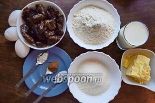 Подготовим продукты: финики, молоко, соду, сливочное масло, сахар, яйца, муку пшеничную, корицу, разрыхлитель.