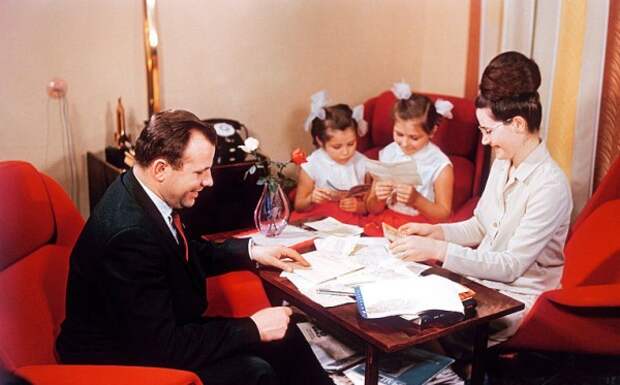 Гагарин с семьей разбирает почту