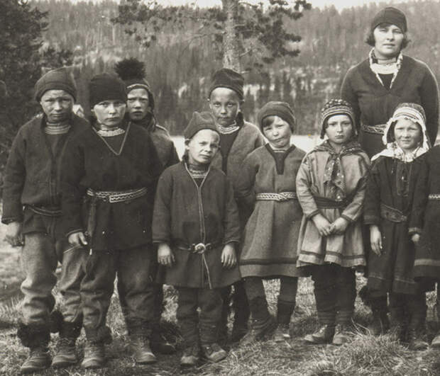 Учительница со своим классом. Начало 1930-х.