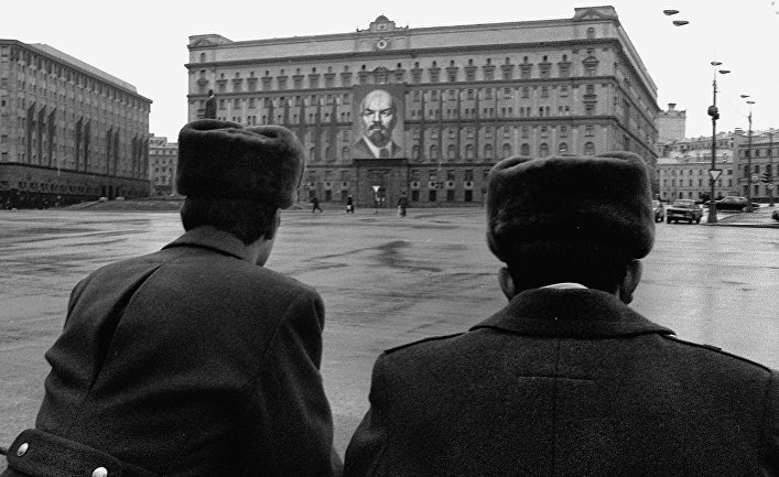 Милиция перед зданием КГБ на Лубянской полощади в Москве Загадочный властитель России