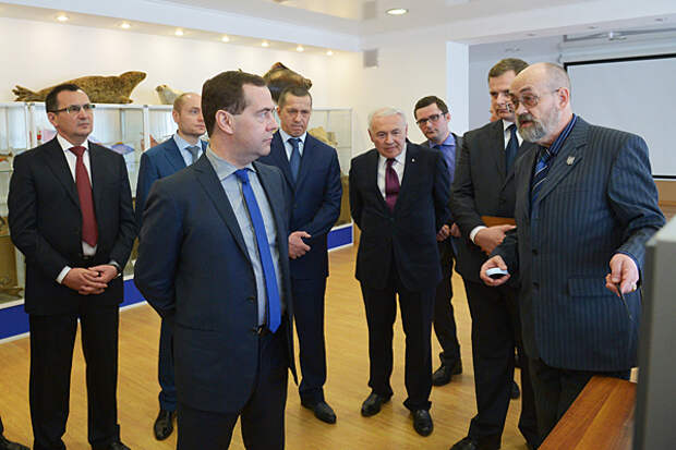 Дмитрий Медведев (на первом плане), министр сельского хозяйства Николай Федоров, министр по развитию Дальнего Востока Александр Галушка, полномочный представитель президента в Дальневосточном федеральном округе Юрий Трутнев, губернатор Магаданской области Владимир Печеный (на втором плане слева направо) во время посещения Магаданского научно-исследовательского института рыбного хозяйства и океанографии, 23 апреля 2014 года. Фото: Александр Астафьев / ИТАР-ТАСС