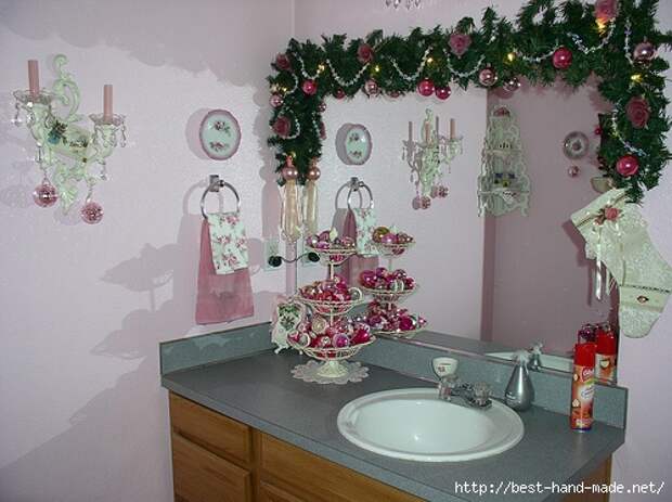amazing-Christmas-Decorating-Ideas-Bathroom-with-grey-counter-top-and-wooden-vanity (500x374, 176Kb)