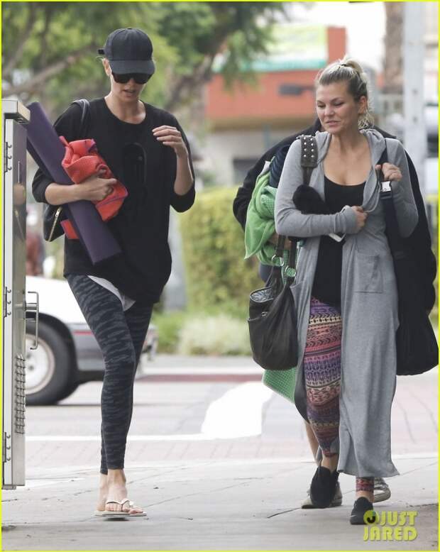 charlize-theron-jaywalks-to-yoga-class-01