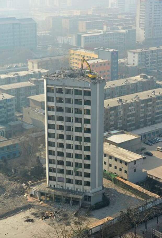 Демонтаж высотного здания по-китайски (4)