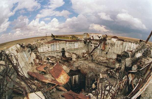 На фото: общий вид пусковой площадки, разрушенной взрывом в 1989 году.