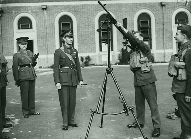 25. Британский солдат показывает королю Великобритании Георгу VI зенитный вариант пулемета Bren вторая мировая война, история, фотография
