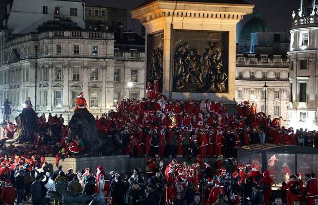 Santacon London 2018: грандиозная попойка Санта-Клаусов в Лондоне