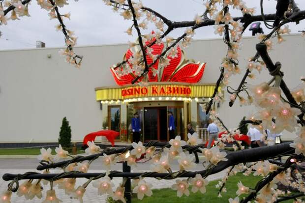 В 2010 году в Краснодарском крае открылись две очереди казино "Оракул". Площадь застройки - около 4 тыс. кв. м, инвестиции в проект - 800 млн руб. На фото: казино "Оракул" в игорной зоне "Азов-Сити"
