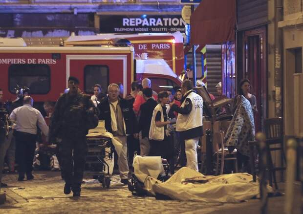 Жертвы терактов в 10-м округе Парижа. По данным СМИ, теракты произошли в 6 районах Парижа 