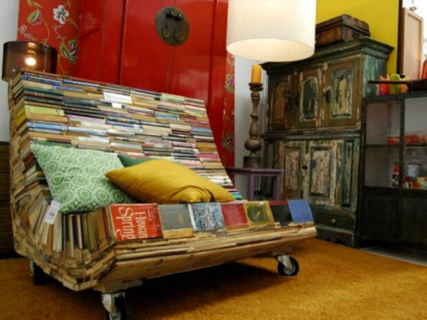 Удобное кресло из старых книг - идеальное решение для библиотеки.