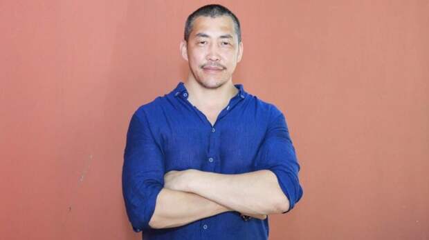 Звезда «Волшебного участка» Амаду Мамадаков раскрыл секрет крепкого брака: «Относиться к жене как к дочке»