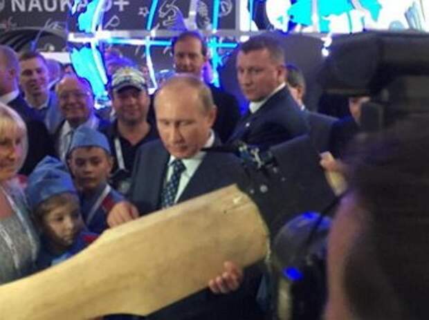 На МАКСе 2015 Путину показали летающий топор (фото,видео) На МАКСе 2015 Путину показали летающий топор (фото,видео)