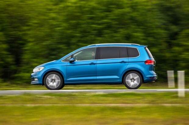 Новый Volkswagen Touran. На прямой Touran покоряет железобетонной устойчивостью. Да и в поворотах не промах. По управляемости это один из самых интересных автомобилей в классе.