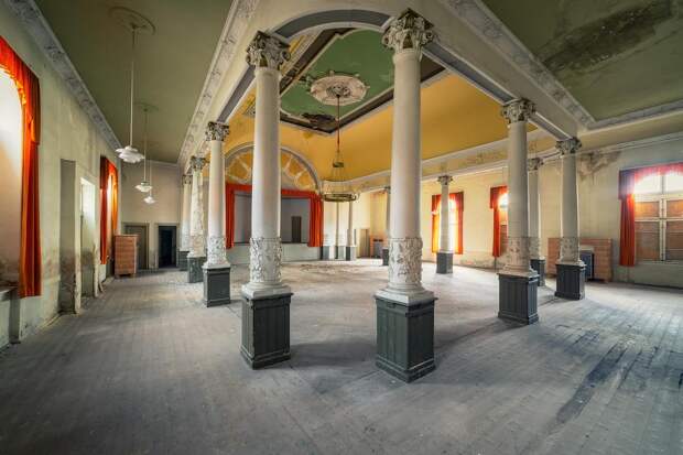 Фото заброшенных европейских дворцов, которые сегодня никому не нужны