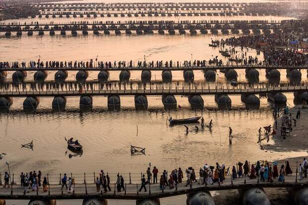 Индуистские паломники идут по понтонным мостам на празднование Маха Кумбха Мела в Аллахабаде