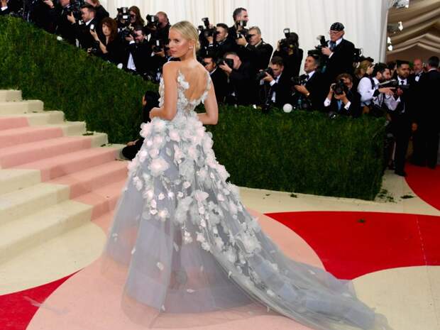 this-celebrity-wore-the-met-galas-first-ever-cognitive-dress