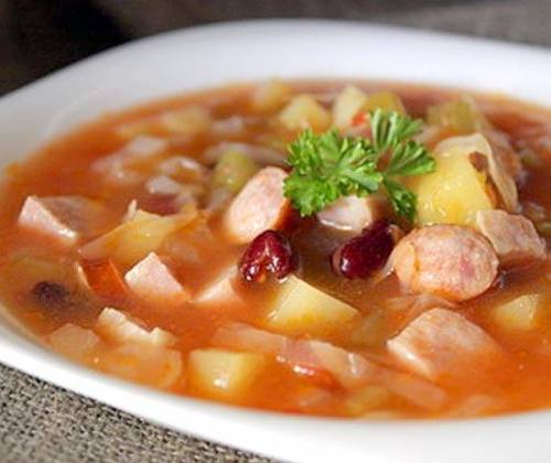 Суп с колбасками и фасолью