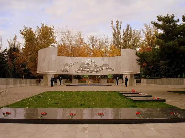Мемориальный комплекс "Павшим воинам" рядом с площадью Карла Маркса. Фото: Википедия.