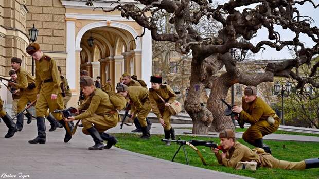 Одесса. Театральная площадь. 10.04.2014г. Историческая реконструкция освобождения Одессы от немецко-фашистских захватчиков 10.04.1944г.