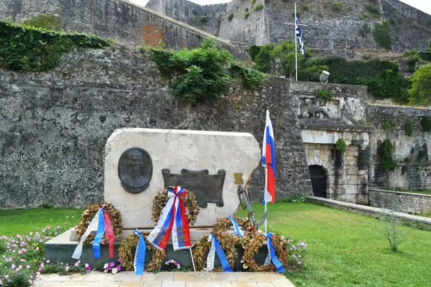 Посольство РФ направило ноту в МИД Греции по причине осквернения памятника Ушакову