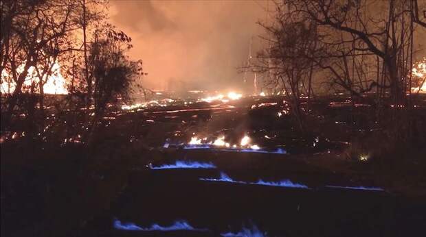 У гавайских вулканов появились мрачные голубые огни
