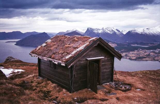Кабина с земляной крышей возле Фолкстад, Норвегиz