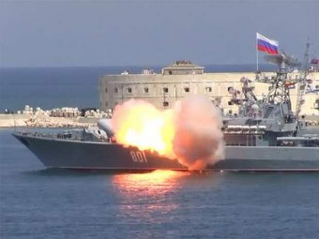 На дне ВМФ в Севастополе ракета взорвалась при запуске с корабля (видео) На дне ВМФ в Севастополе ракета взорвалась при запуске с корабля (видео)