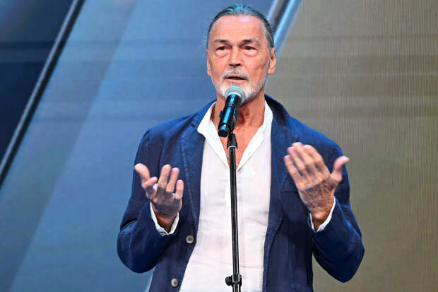 Путин наградил художника Сафронова