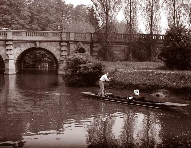 На плоскодонке под мостом Магдалены, Оксфорд, Англия ХХ век, винтаж, восстановленные фотографии, европа, кусочки истории, путешествия, старые снимки, фото