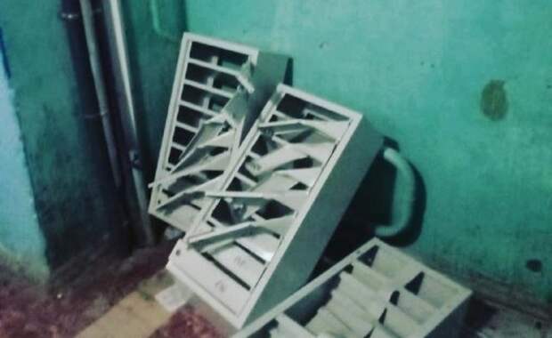 В одном из жилых домов Казани неизвестные сломали почтовые ящики