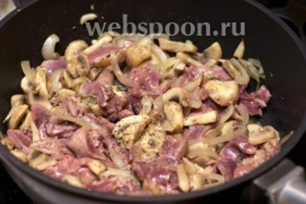 Добавить куриную печенку, щепотку укропа, посолить и поперчить по вкусу, готовить 6-10 минут.