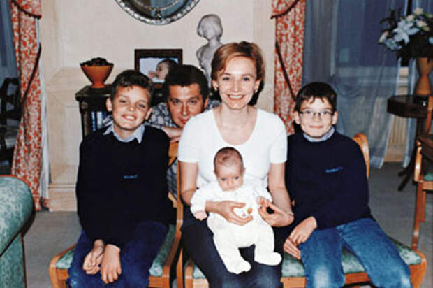 Александр Мамут с женой Надеждой и тремя сыновьями