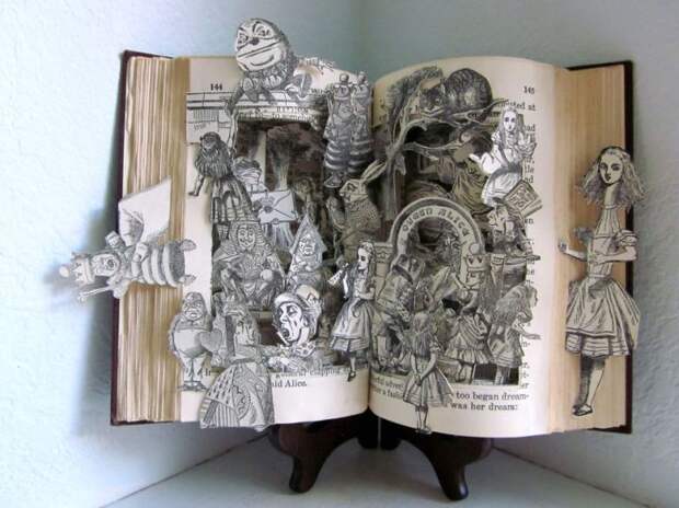 удивительные скульптуры из старых книг (5)